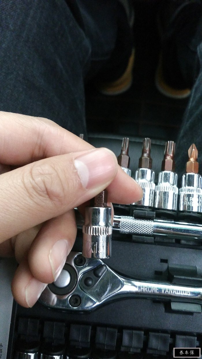 图示转轴位置破掉,其实这个遮阳板基本很少用,一次老婆打开照镜子