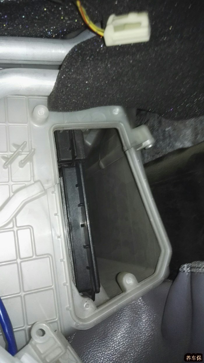 马自达5空调滤清器更换教程