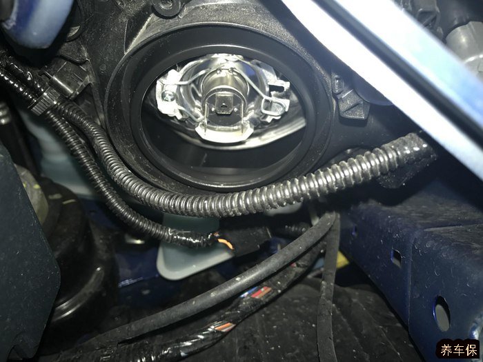 飞度更换远光及近光灯泡教程