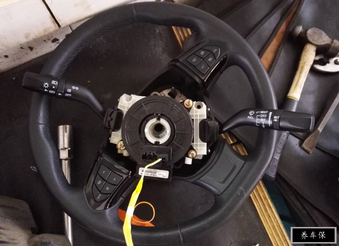 拆下的方向盘.拖着条黄线的是转向角度传感器——esp的组成部分之一.