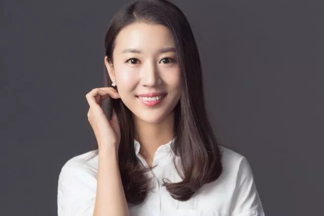 曾主中央人民广播电台中国之声主持人,曾主持《全国新闻联播》,《新闻