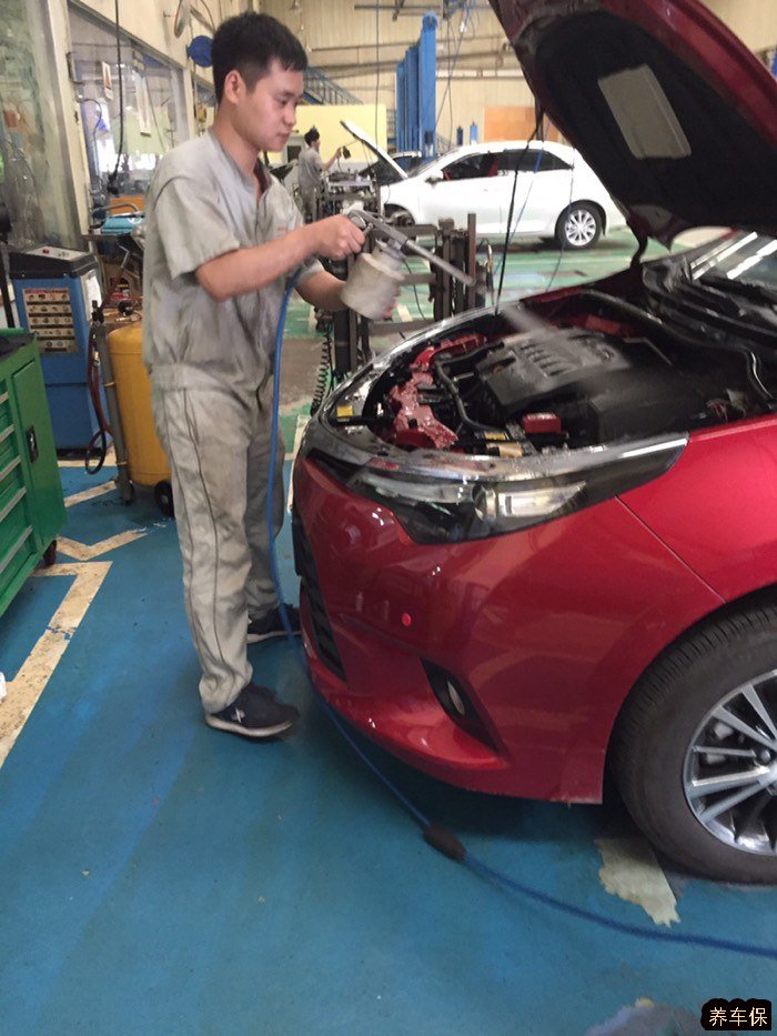 雷凌4s店2万公里保养更换机油及机油滤清器过程