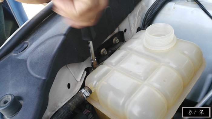 长安cs75自己动手更换冷却液步骤