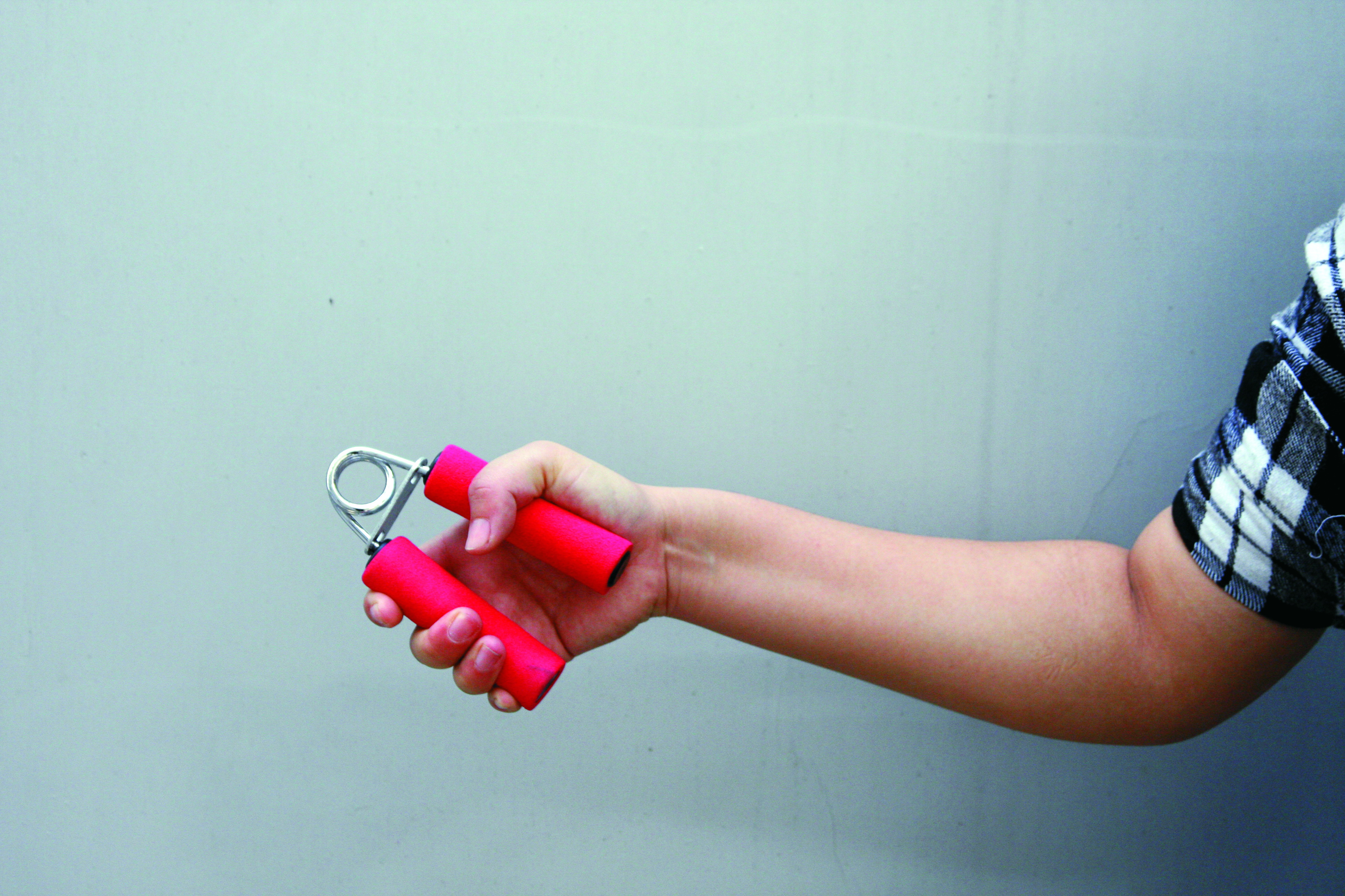 手臂姿势随意,持拍手用力抓握握力器15次,休息15秒;再用力抓握15次