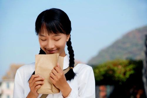 王珞丹梳麻花辫 掀起"静秋派"清纯风