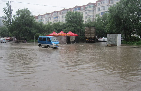 今日辽宁全省降暴雨多地启动橙色预警鞍山雨后电闪雷鸣中出现彩虹