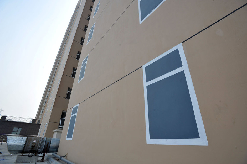 经济适用房画假窗被称神笔马良青岛回应经适房窗户是画的是装饰性涂饰