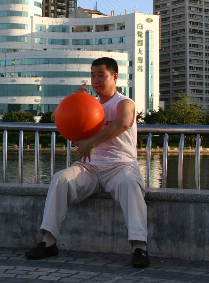 陈映池老师示范悠然太极球