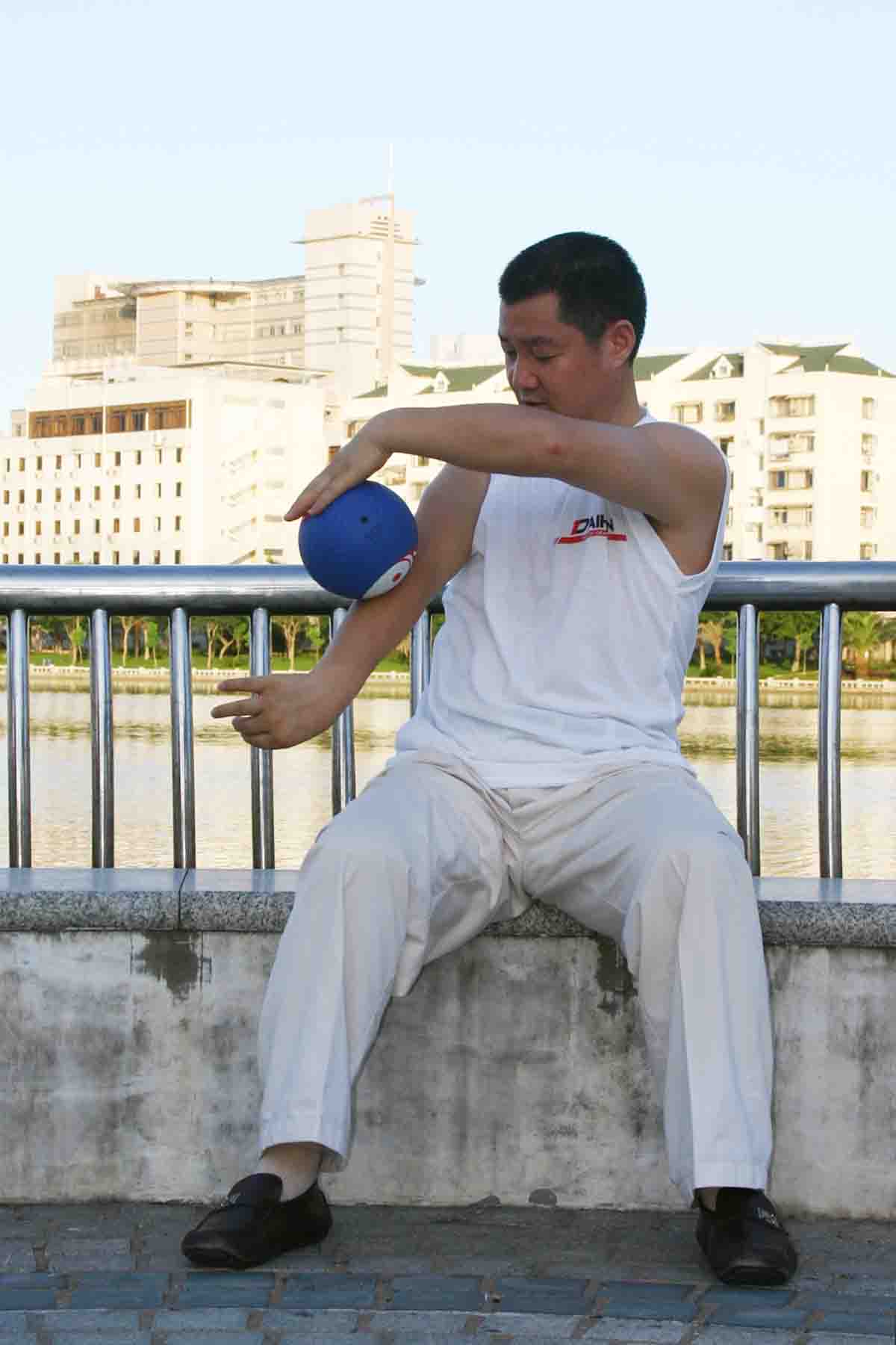 陈映池老师示范悠然太极球