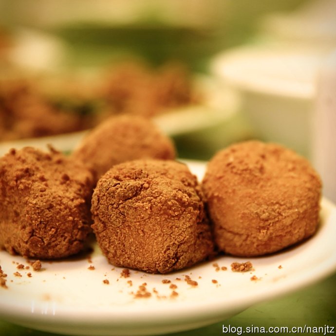 一般麻糍放一天后就变硬,再将它烤软的麻糍才好吃.