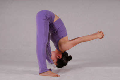 (双角式图3)双角式32,吸气,头部后仰,扩胸,舒展肩部.