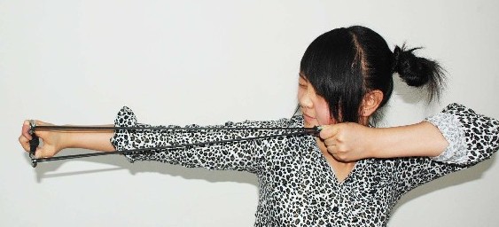 弹弓握弓方法,打法