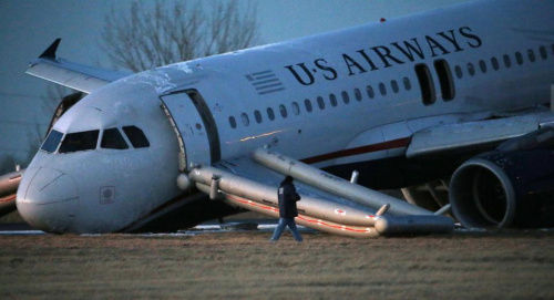 美國一載149人飛機前起落架坍塌機頭著地圖