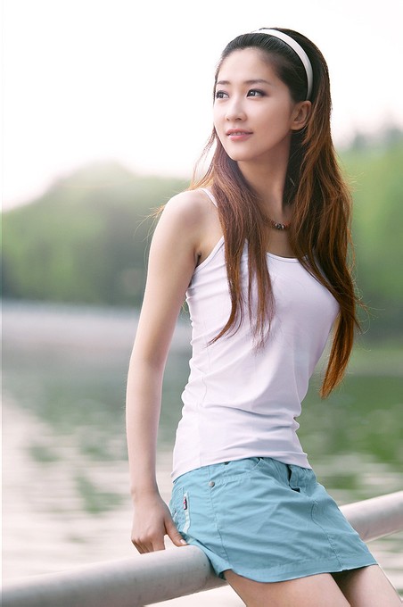 纤纤玉臂,揉揉按按,抚抚摸摸