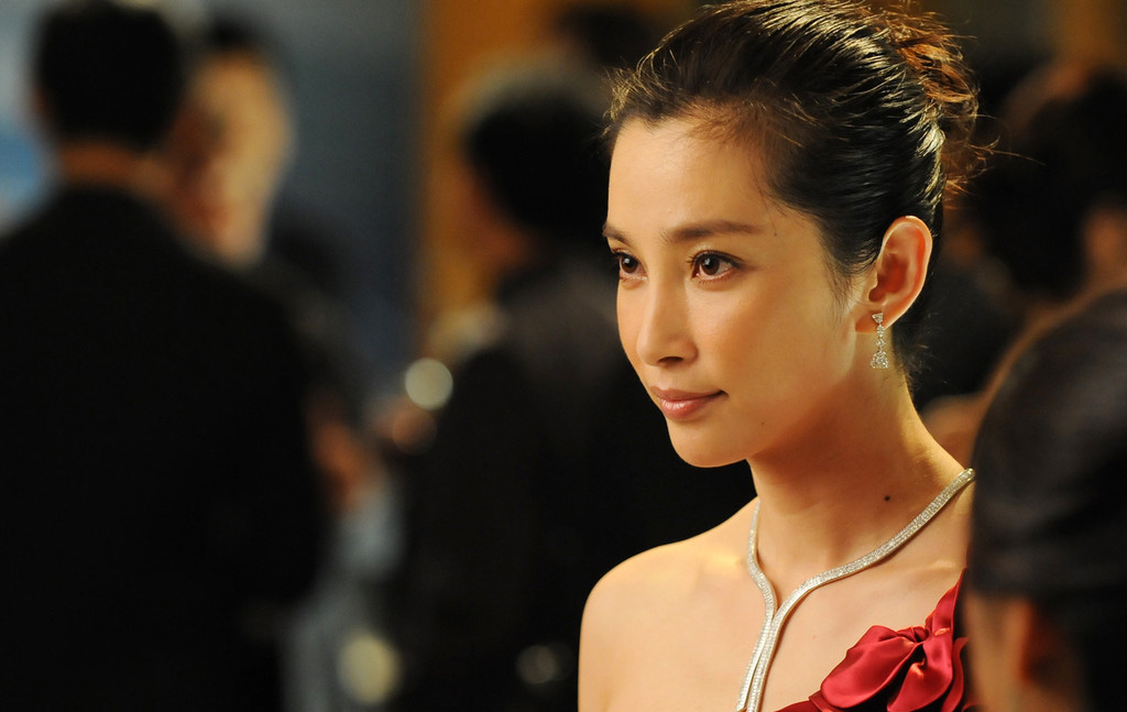 同事:张艾佳是不是为了出风头啊,有些时候合同里有些纰漏是故意给对方