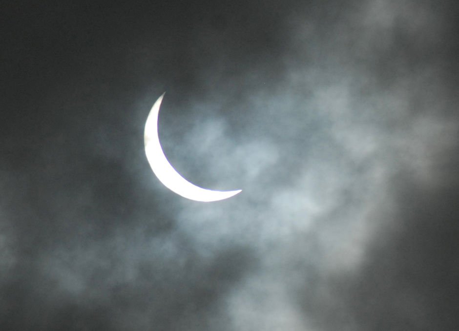 9时26分,在山东省枣庄市上空拍摄到日偏食.