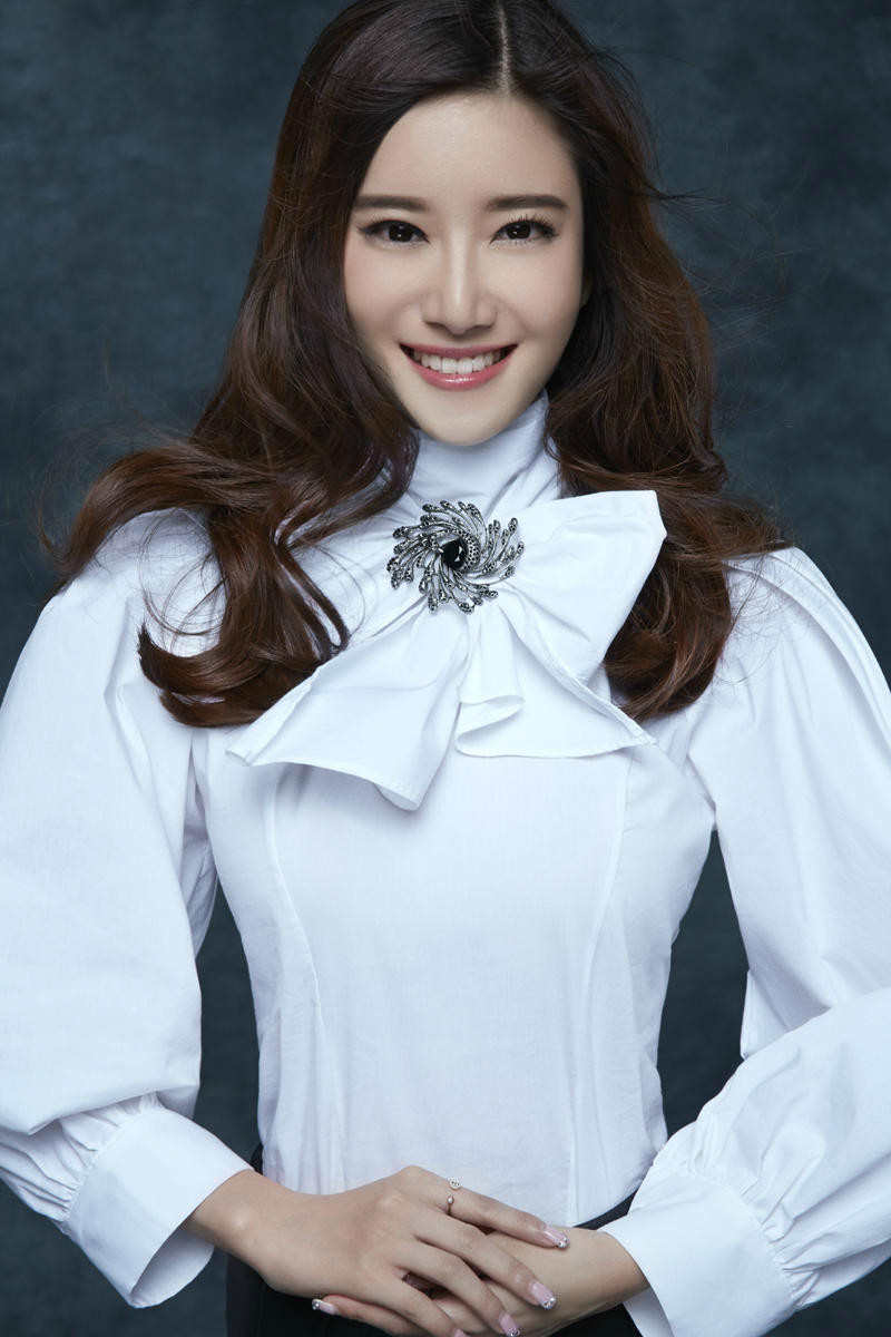 张如意复古写真 气质优雅尽显多面魅力