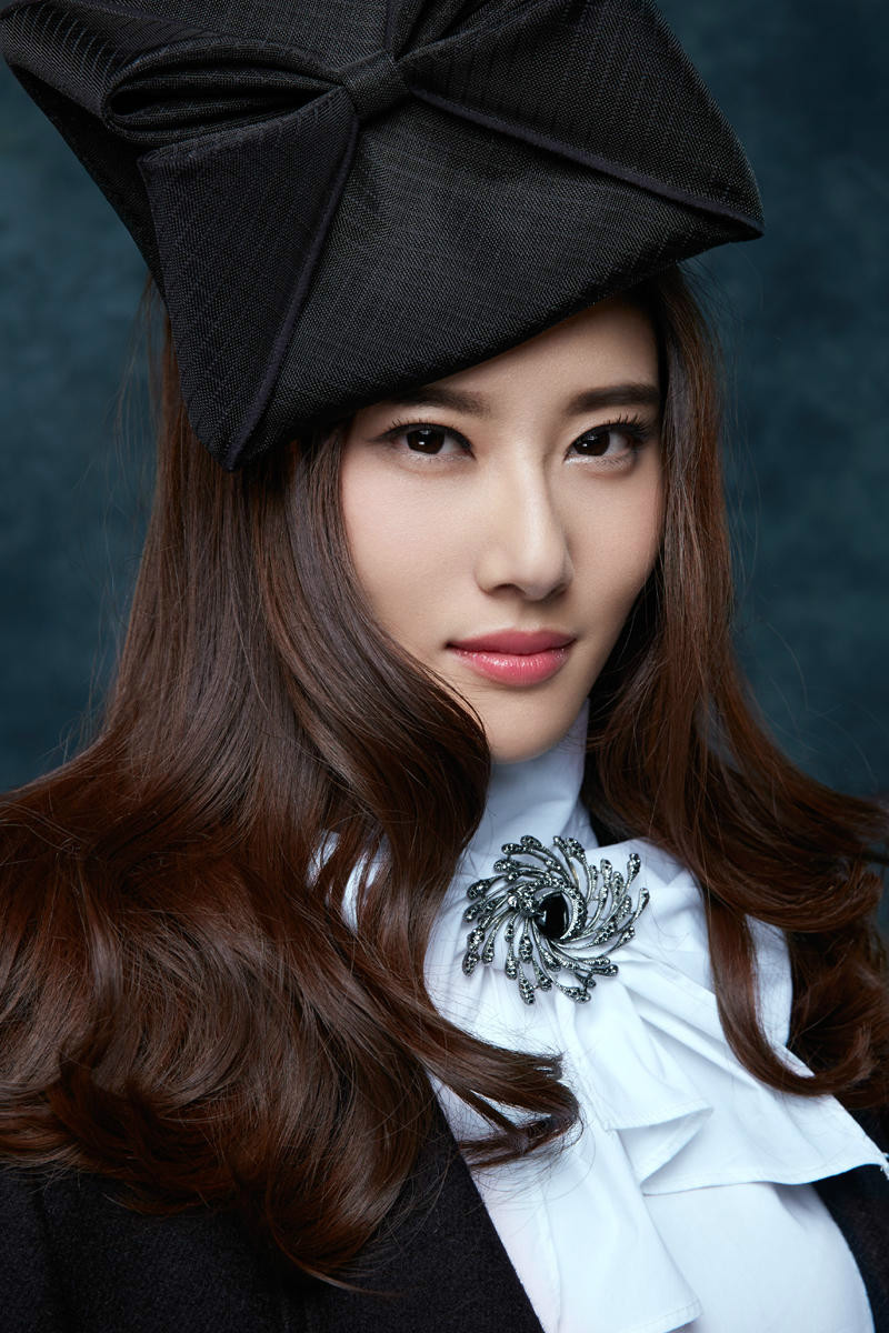 张如意复古写真 气质优雅尽显多面魅力