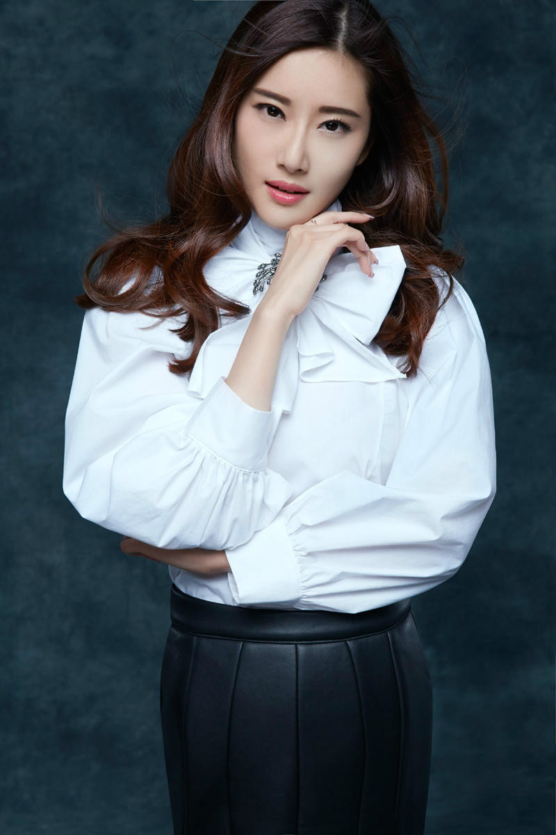 张如意复古写真 气质优雅尽显多面魅力