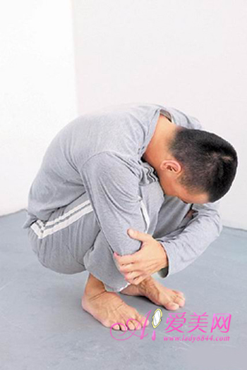 拉屎拉筋法困难度 ★★★☆步骤:双脚并拢,脚掌贴地蹲下,双手抱膝