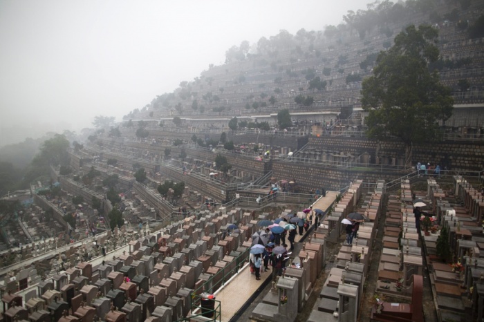 香港墓碑山:高楼包围的安息地.寸土寸金啊 还是海葬吧