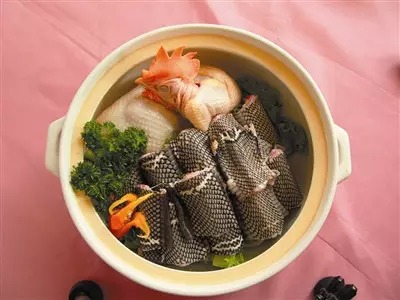 龙凤呈祥还有许多地方还要在红烧肉里烧蛋,"吃了肉里蛋才能长一岁"哦!