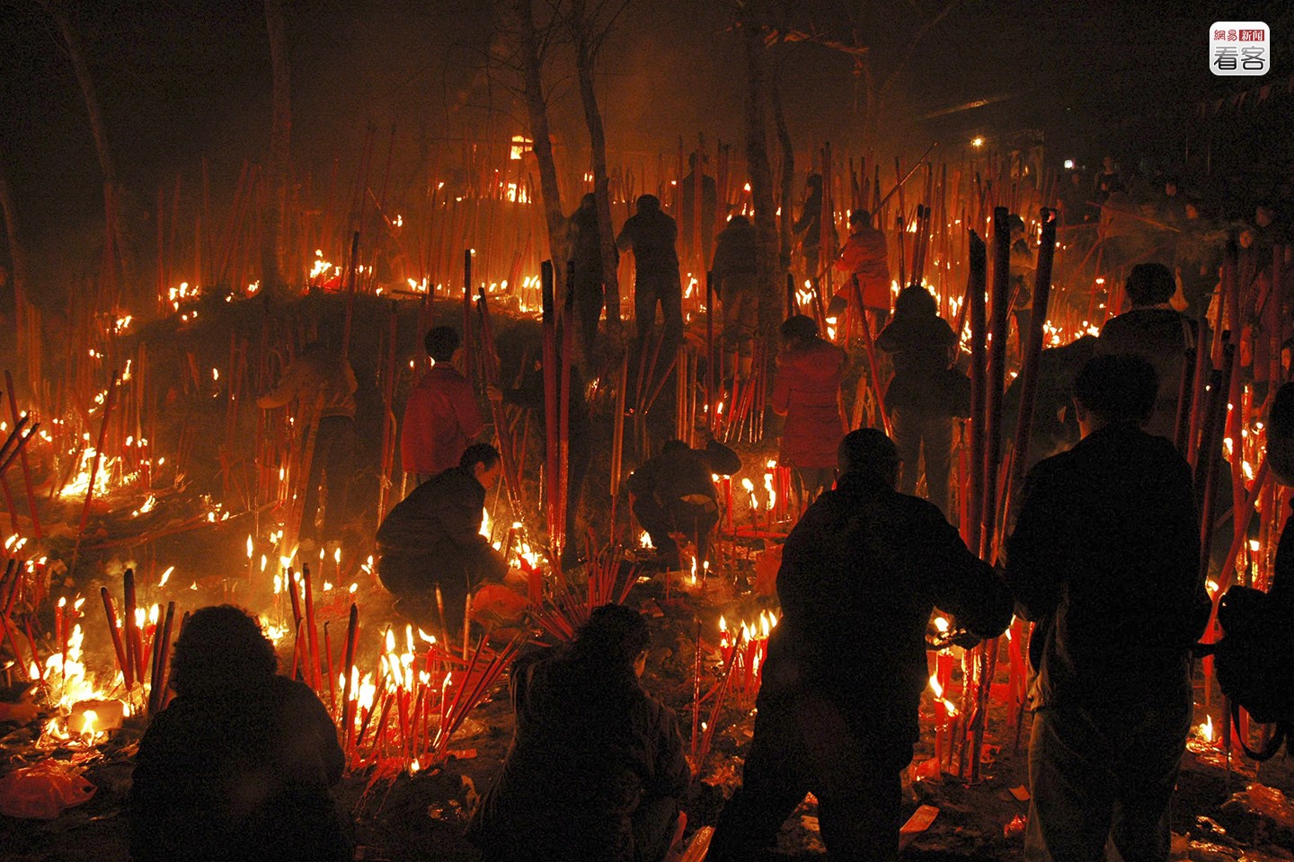 抢头香,拜财神;保平安,求财运.