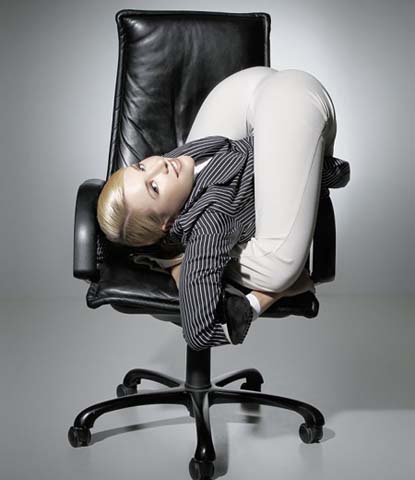 柔术表演世界上最抗压美女白领