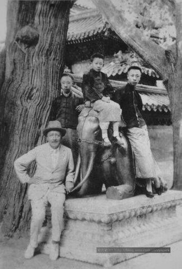 退位后的傅仪闲极无聊,在宫中爬房照相清逊帝,字耀之,号浩然,孟子的"