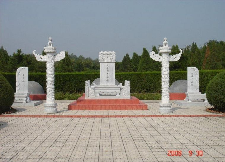 爱新觉罗傅仪之陵墓傅仪左边是皇后婉容的衣冠冢,右边是谭玉玲