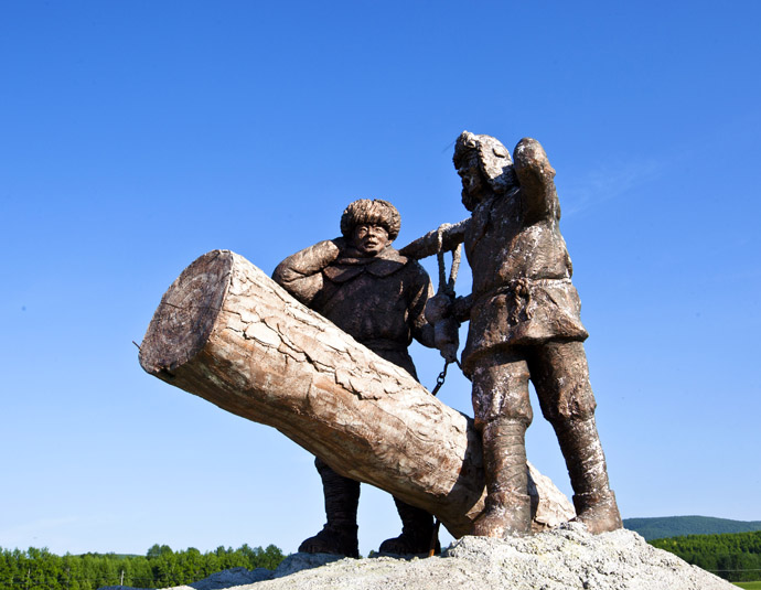 在甘河有一组大兴安岭林业工人的雕塑很好的塑造了当年林业