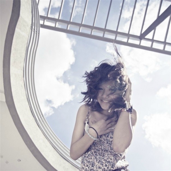 用天空当背景,非常棒的角度. 同时低头可以让发丝盖住脸的轮廓.