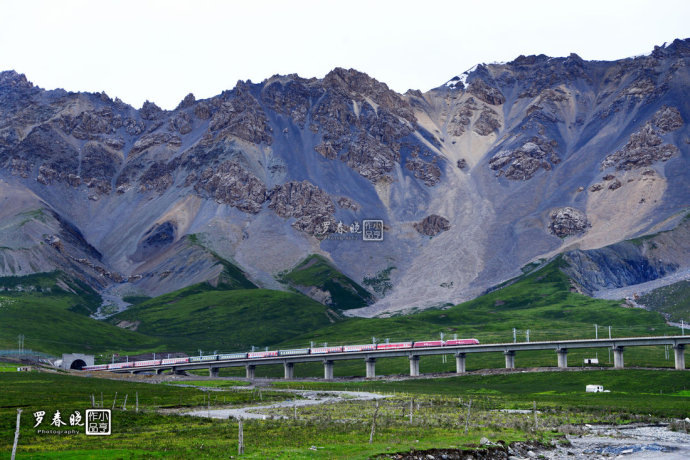 大梁隧道(也称祁连山1号隧道)里是兰新高铁全线最高点,也是世界高铁第