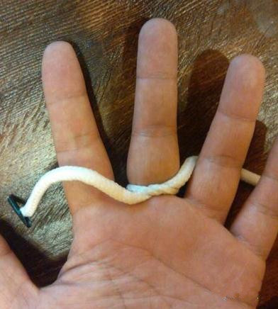 妙招一:流鼻血用细绳扎住中指下部可以迅速止血,很有效果,这是武当