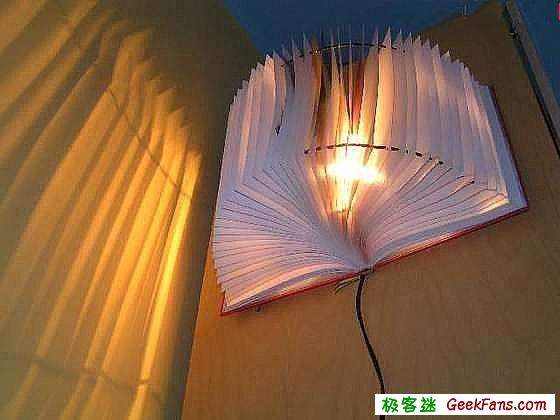 用废旧书本做这个非常简单但是创意十足的小书灯,晚上