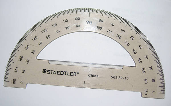 放在液晶屏上的量角器