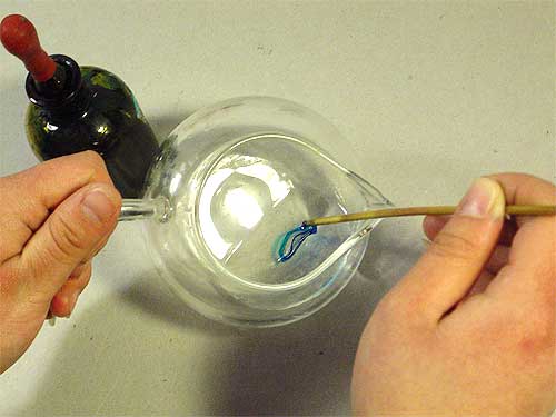 在融化后的皂液里放入少许食用色素,加多少视个人喜好.