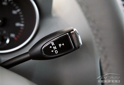 汽车的变速杆布置形式有地档和怀挡两种,汽车变速杆位于方向盘下方的