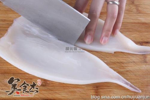 摆盘围边>如何将鱿鱼切出麦穗花刀
