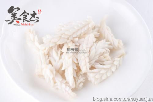 摆盘围边>如何将鱿鱼切出麦穗花刀