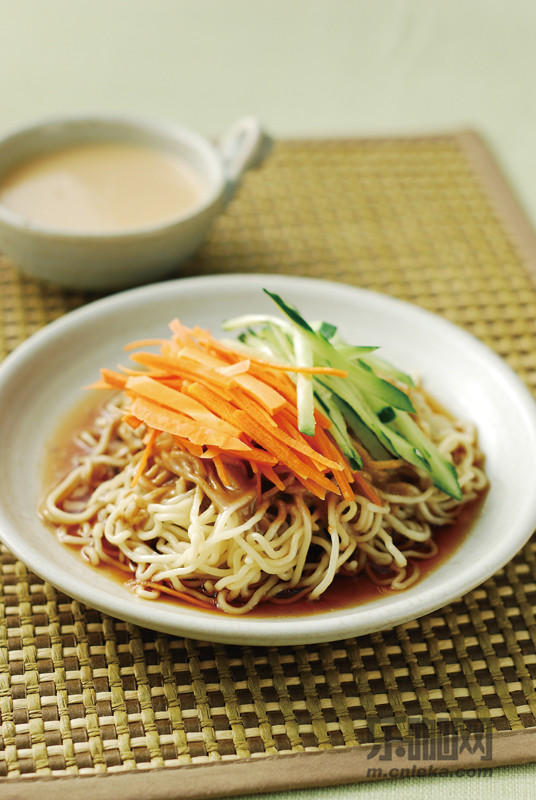 材料 熟凉面150克 传统芝麻酱适量 红萝卜丝15克 小黄瓜丝20克 作法