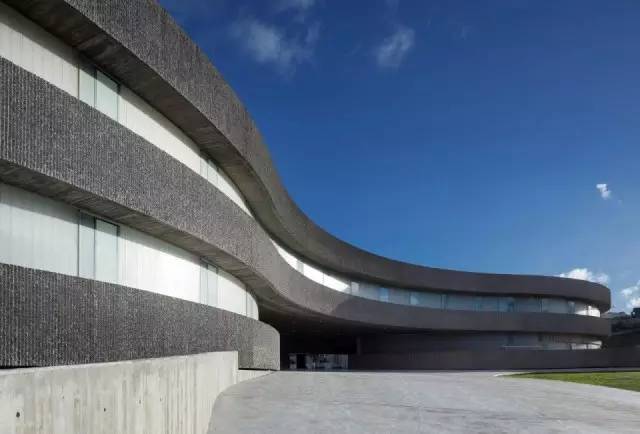 大量的人流在此聚集,再循着环绕中庭的半开敞廊道,分散至建筑的各个