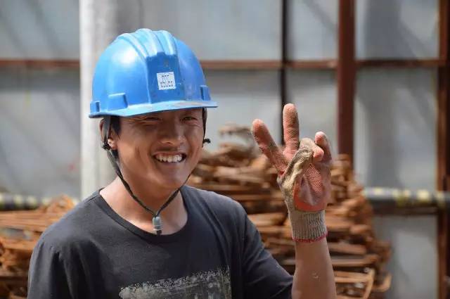 感动建筑工人的笑容