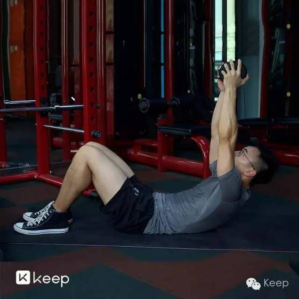 我们可以去挑战 90° 卷腹,反向卷腹,负重卷腹等等难度较高的动作