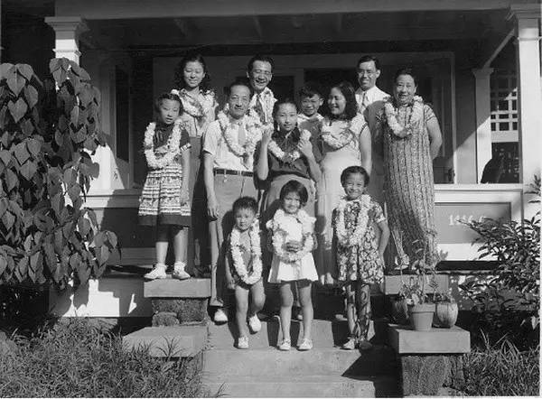 赵元任为他的女儿们写了很多歌,  并教她们唱.