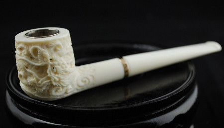 第八玩   烟斗烟斗历史源远流长,它作为人类发明吸烟的一个证据,数