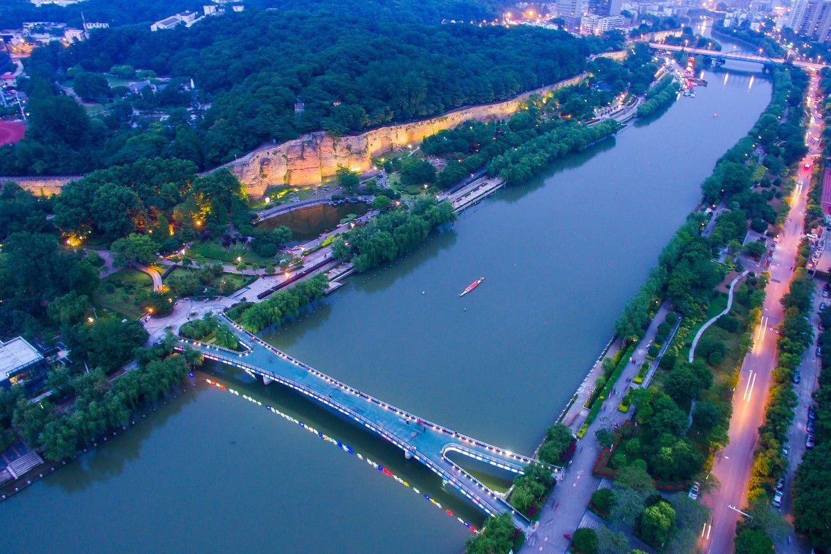 被南朝控制 从上游顺江而下的威胁也基本消除 南京南部则有秦淮河贯穿