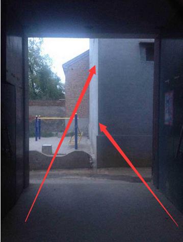 依据风水玄学以及易经理论相关知识可知,大门正对墙角属于"刀刃煞"与"