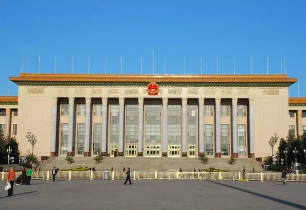 人民大会堂为建国10周年首都十大建筑之一,完全由中国工程技术人员