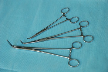 组织剪: 简称弯剪,有长,短,尖,钝之分用于游离,剪开浅部及深部组 